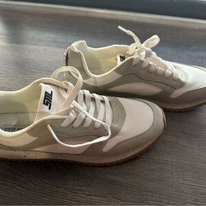 Steve Madden Kincade White and Gray Sneakers size 9.5